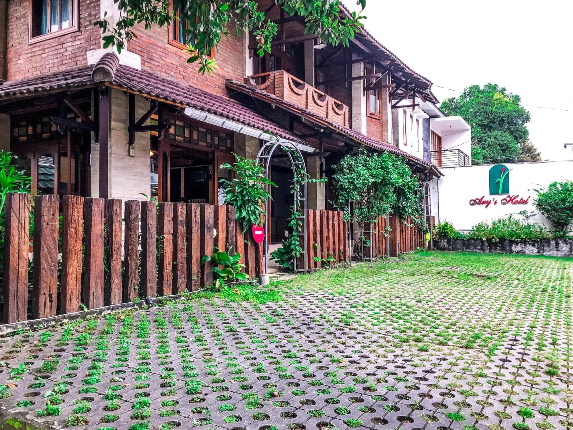 Arys Garden Hotel Джокякарта Екстериор снимка