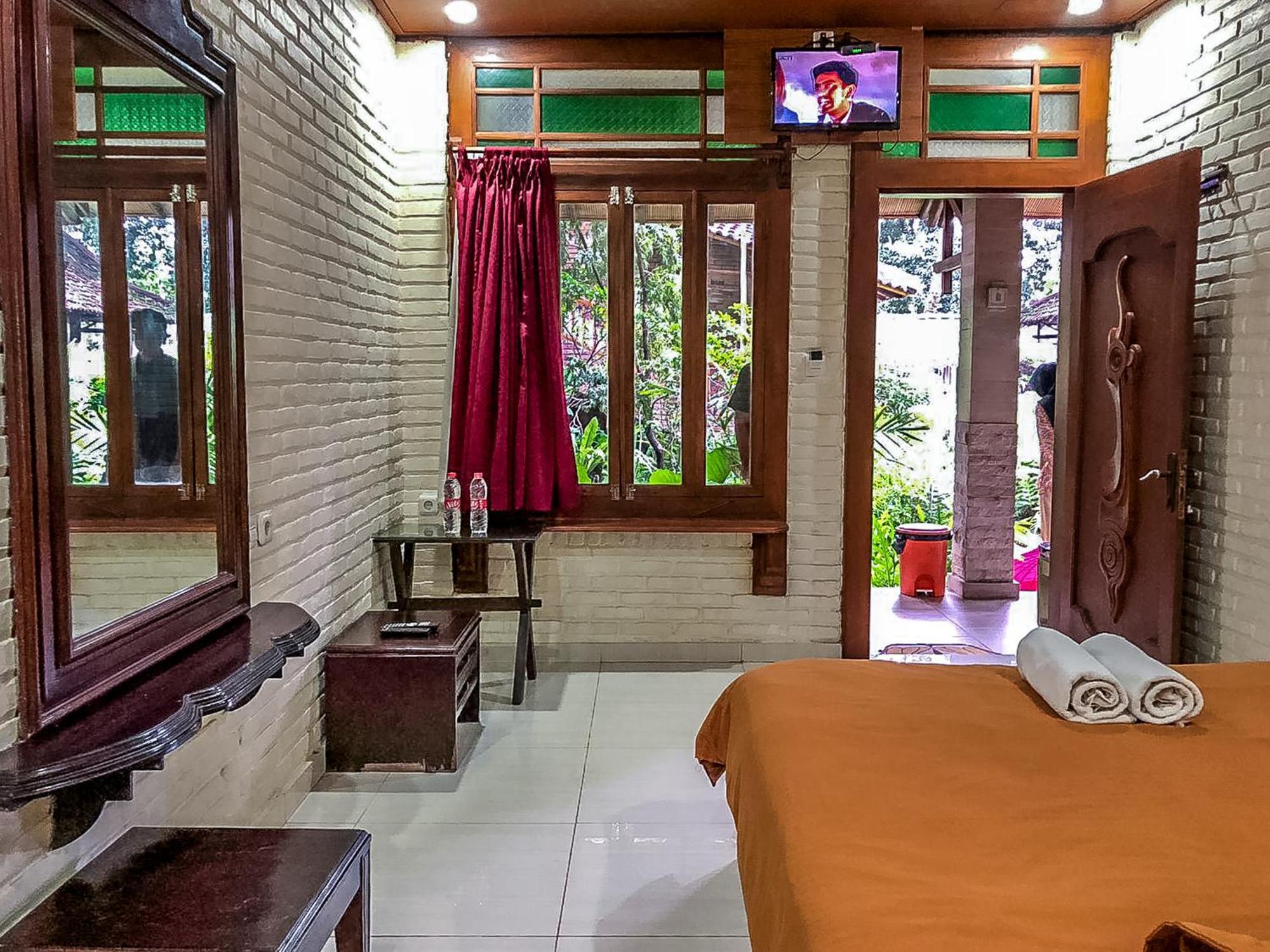 Arys Garden Hotel Джокякарта Екстериор снимка