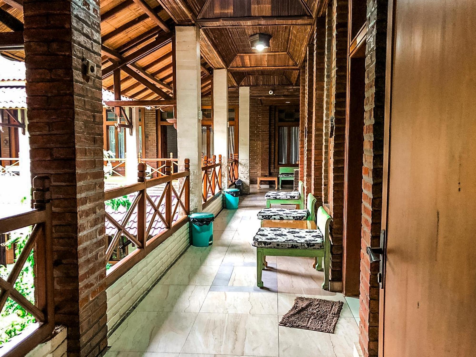 Arys Garden Hotel Джокякарта Екстериор снимка