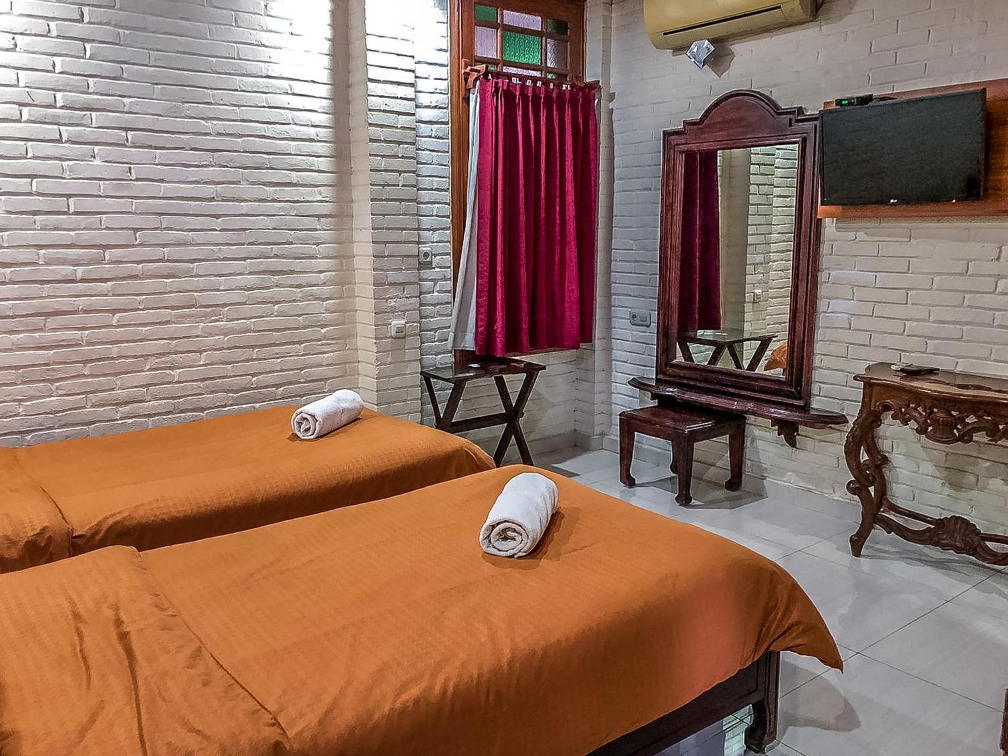 Arys Garden Hotel Джокякарта Екстериор снимка